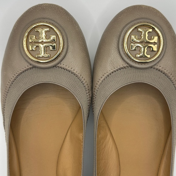 Tory Burch Women's Beige Ballet Flats with Gold Logo - Picture 2 of 9